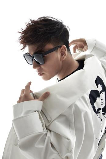 释小龙戴的墨镜,你与斯文败类只差一副眼镜