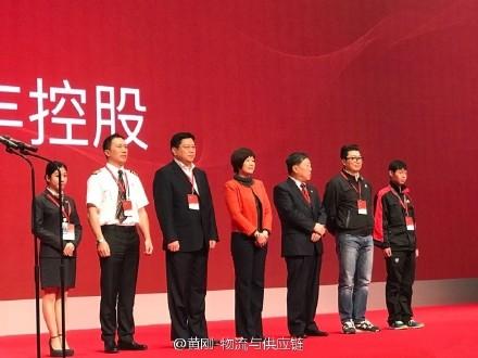 顺丰上市王卫敲钟视频,王卫带快递小哥敲钟