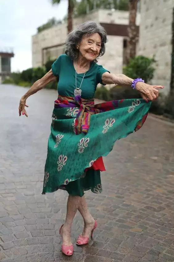 待我银发飘飘也要优雅到老图片,就算银发飘飘也要潇洒到老