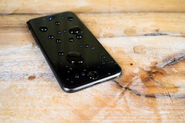 几滴“神液”让手机穿上铁布衫，锤子也砸不碎屏幕