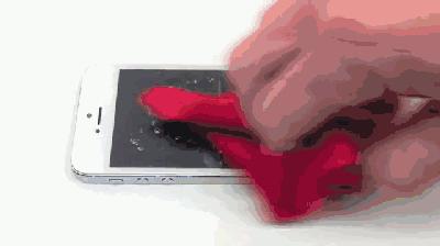 几滴“神液”让手机穿上铁布衫，锤子也砸不碎屏幕