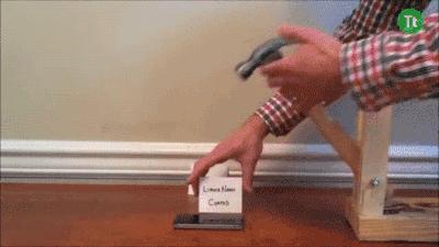 几滴“神液”让手机穿上铁布衫，锤子也砸不碎屏幕