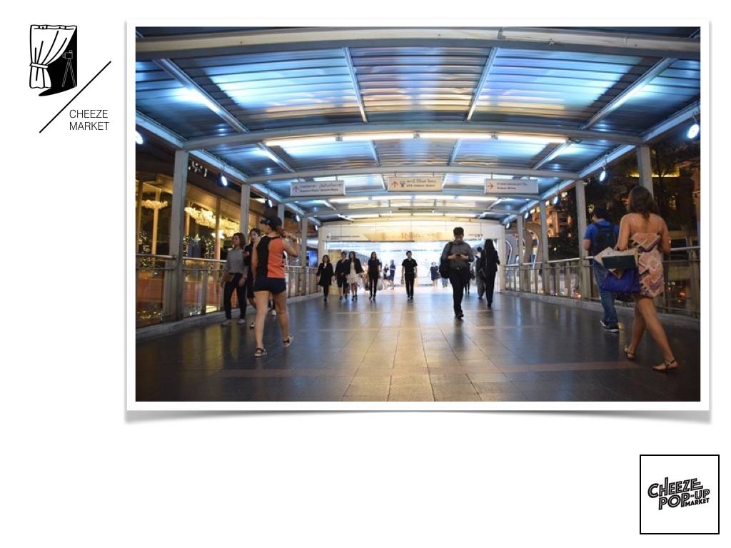 在曼谷,人妖+精油按摩文化市集