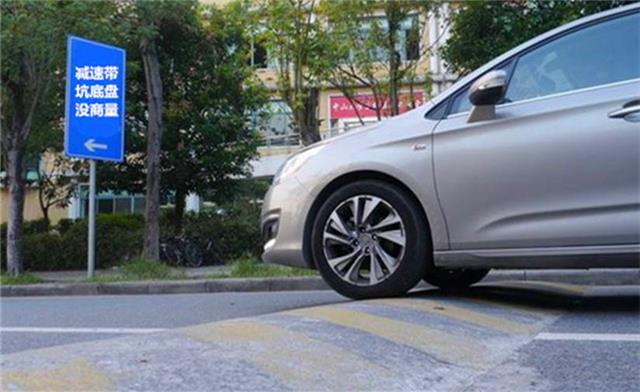 底盘装甲好还是凹凸胶好,底盘装甲好还是防锈好