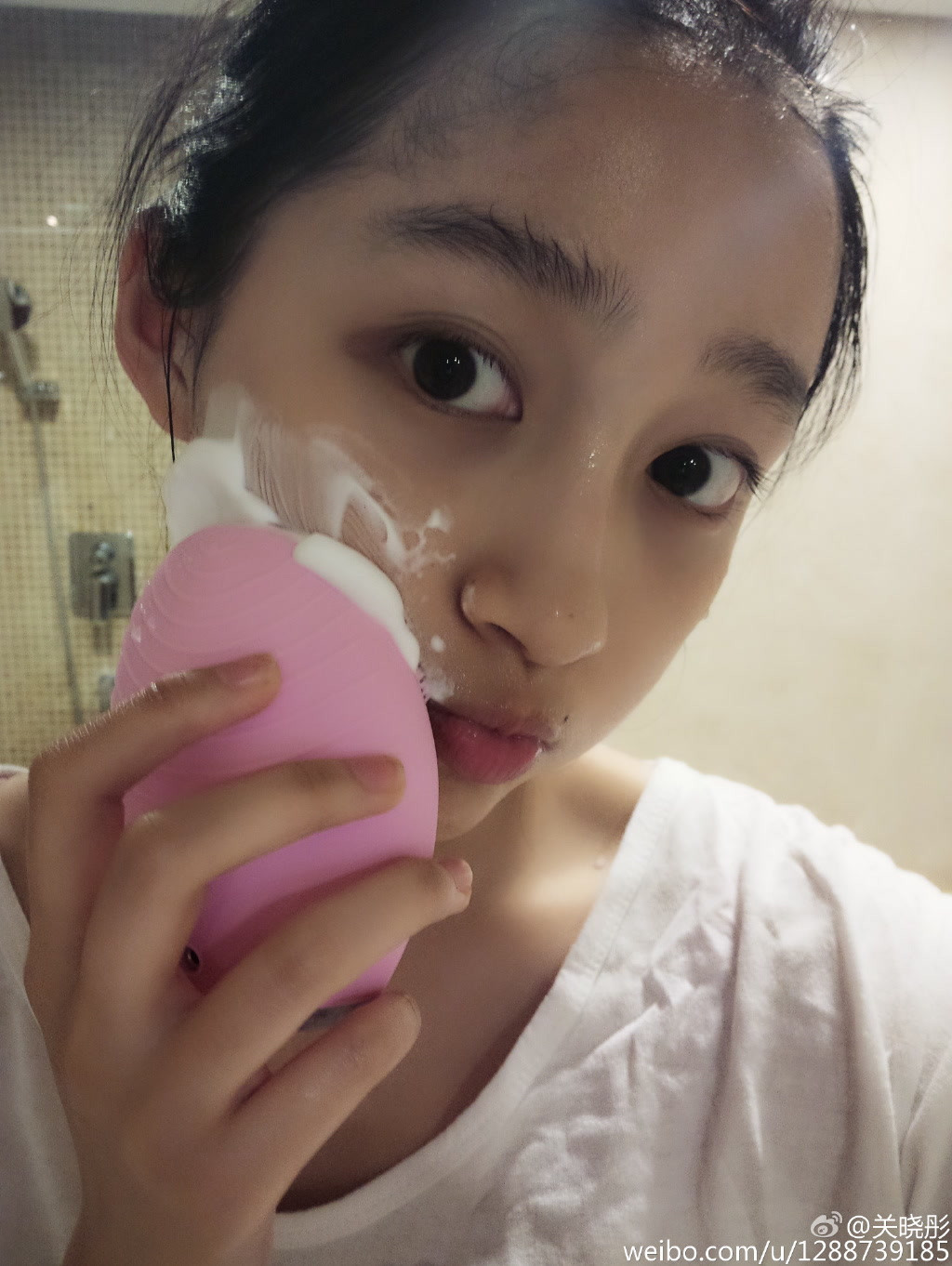 迪丽热巴关晓彤同款洗脸神器大PK！科莱丽vs露娜谁更好用？