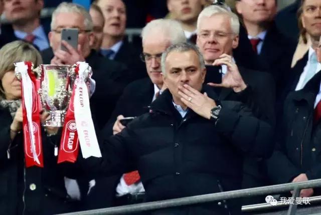 曼联首冠绝非终点，穆帅了却弗爵最大夙愿！颁奖典礼一瞬间太酷了