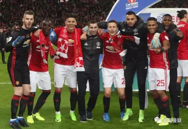 曼联首冠绝非终点，穆帅了却弗爵最大夙愿！颁奖典礼一瞬间太酷了