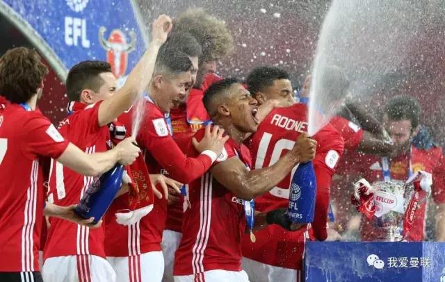 曼联首冠绝非终点，穆帅了却弗爵最大夙愿！颁奖典礼一瞬间太酷了