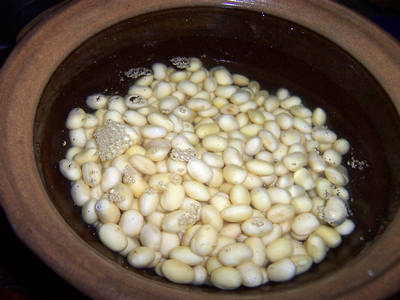 猪脚炖黄豆黄豆泡多久才软烂,黄豆怎么炖得软烂