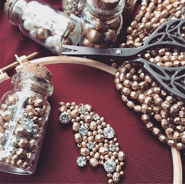 远离时尚圈，她选择通过刺绣和自然对话