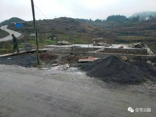 看别人在土里做房子,看别人在野外建房子