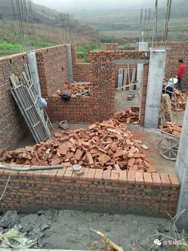 看别人在土里做房子,看别人在野外建房子