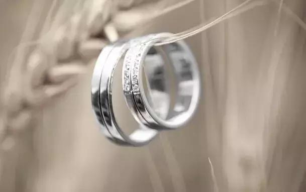 求婚戒指跟订婚戒指是一个意思吗,求婚戒指订婚戒指结婚戒指的区别