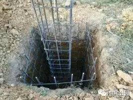 看别人在土里做房子,看别人在野外建房子