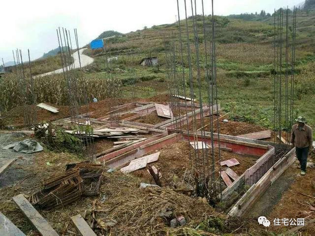 看别人在土里做房子,看别人在野外建房子