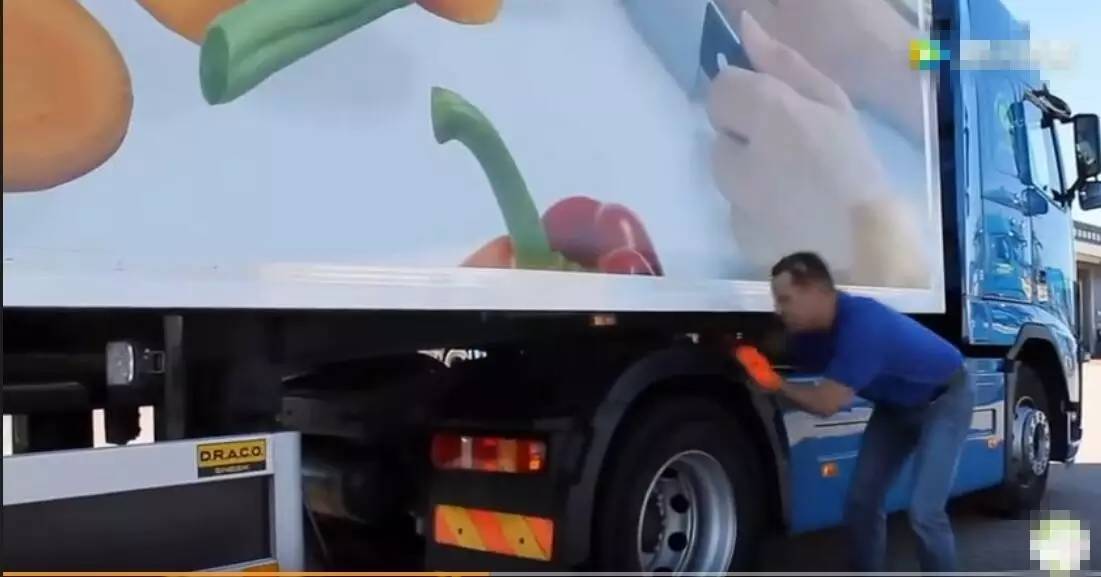 火车如何在公路上跑,公路火车如何控制转向