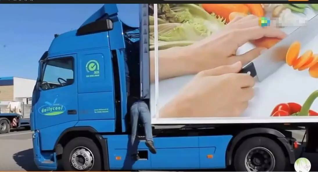 火车如何在公路上跑,公路火车如何控制转向