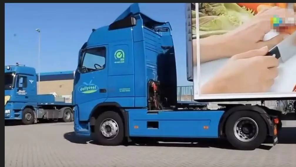 火车如何在公路上跑,公路火车如何控制转向