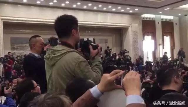 *会两**首场发布会又爆金句了:中国仍是世界经济最强劲的发动机!