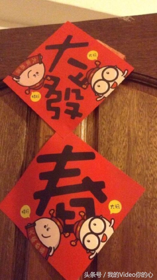 趣图：别人的足球场在脚下，而他，把足球场顶在头上的男人！