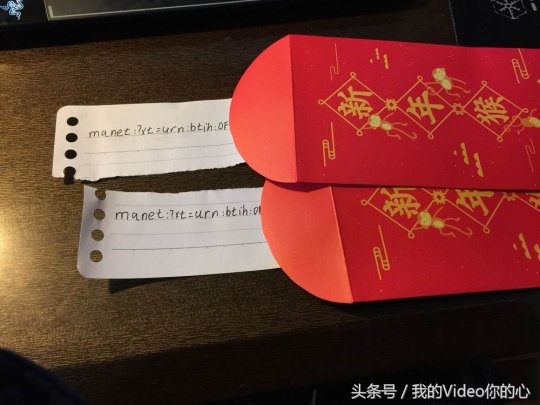 趣图：别人的足球场在脚下，而他，把足球场顶在头上的男人！