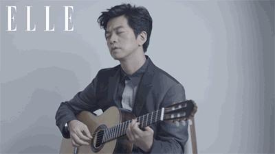 李健唱歌的变化,李健露脚踝