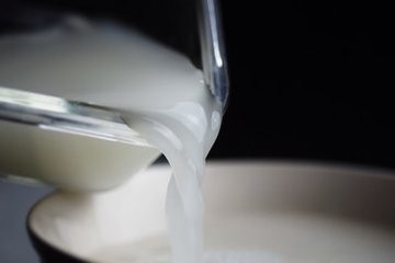 衣服上霉渍洗不掉,衣服上的油渍污渍霉点洗不掉咋办