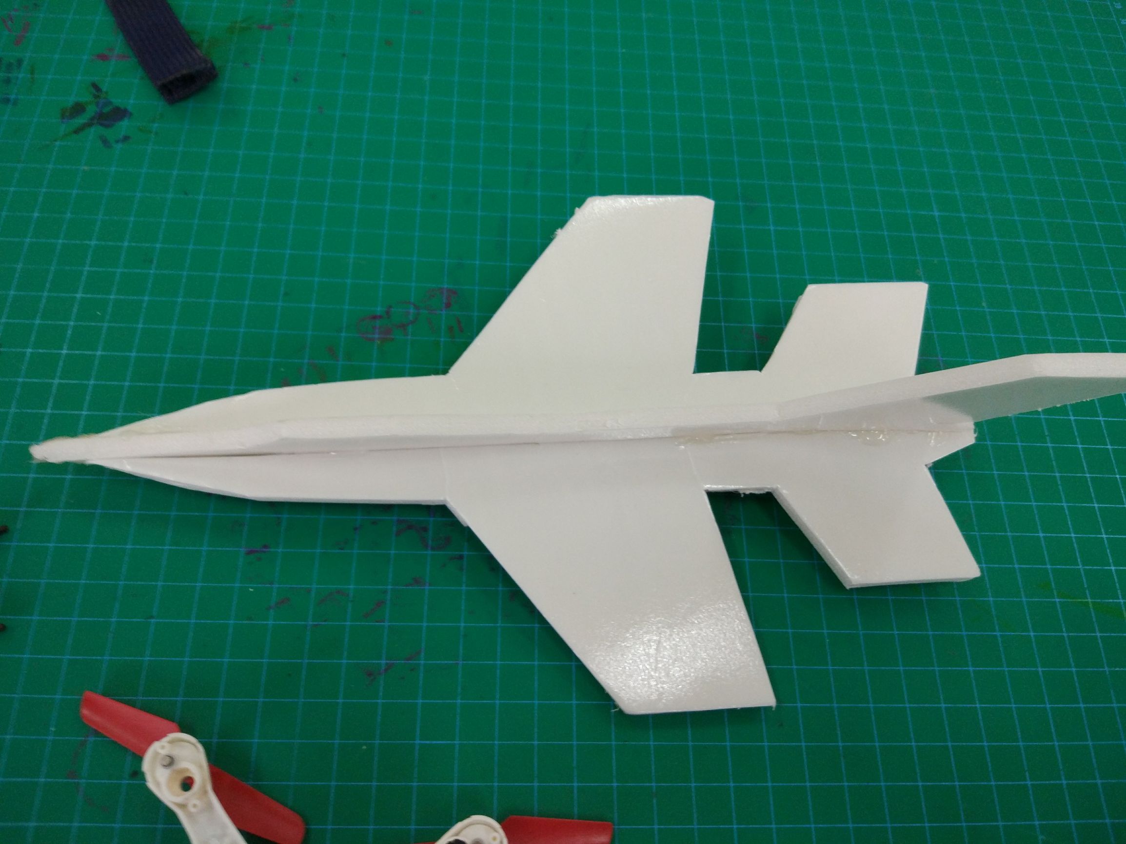 不用逛某宝某东,自己亲手制作一架遥控小飞机,飞着超爽