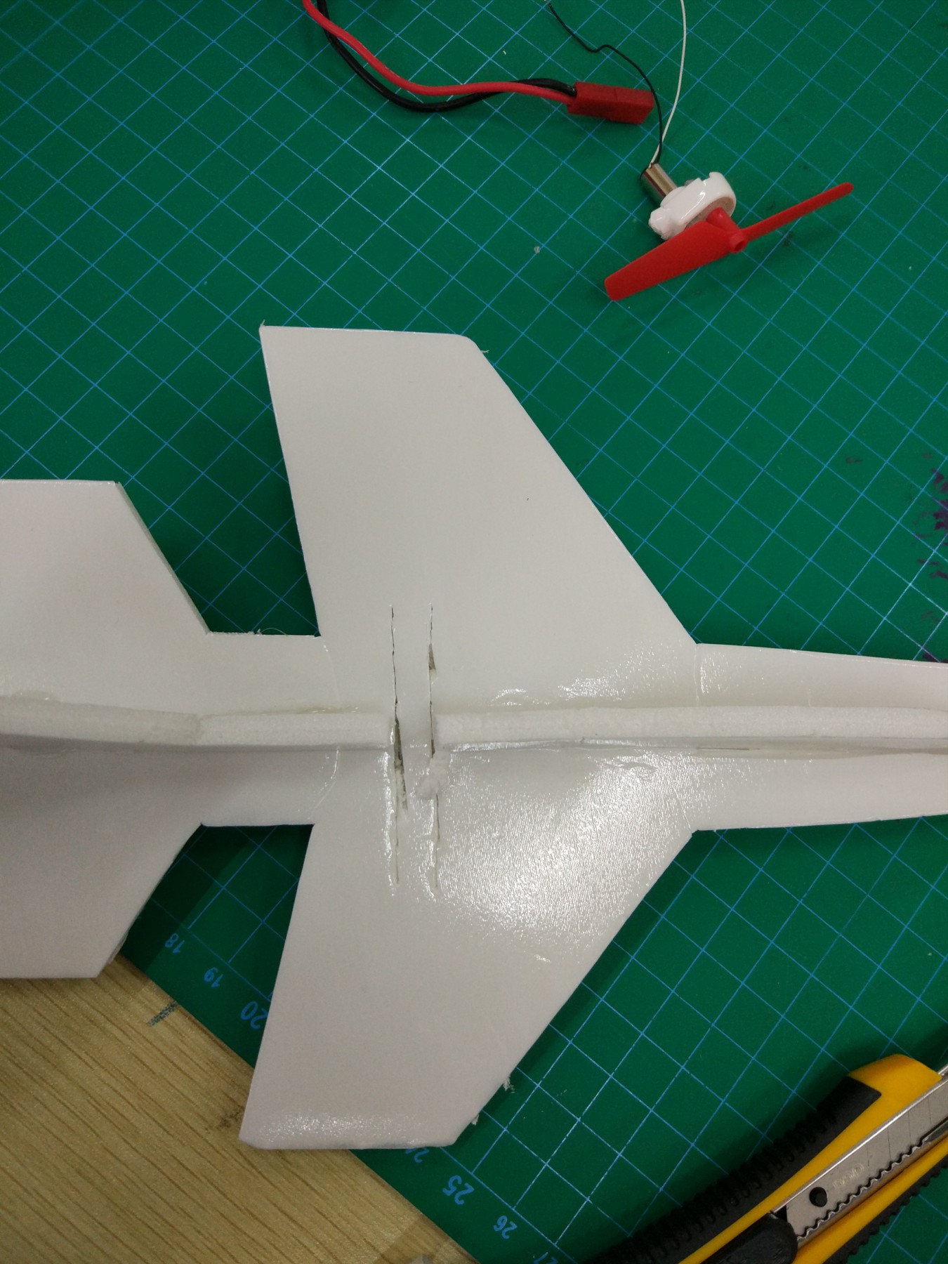 不用逛某宝某东,自己亲手制作一架遥控小飞机,飞着超爽