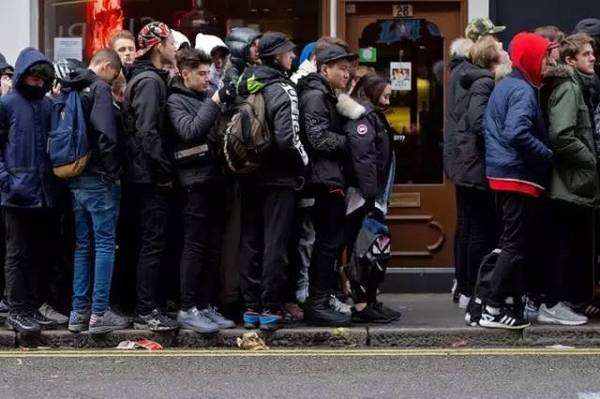 侃爷爆火的鞋叫什么,侃爷最近上脚的鞋子