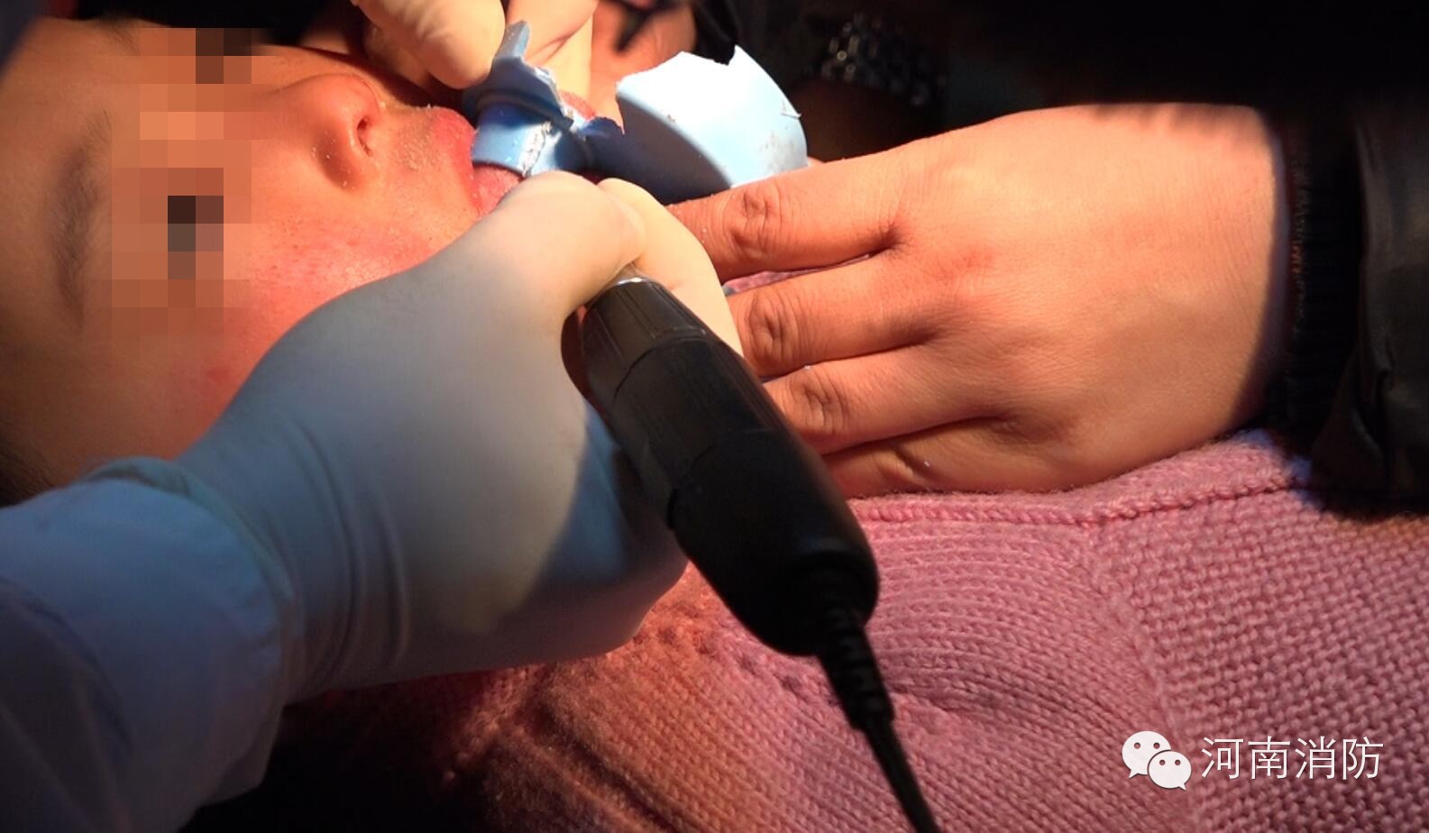 心疼，女童舌头被卡痛的哇哇大哭，只因喝水的时候做了这个动作！