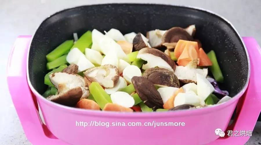 酱香味香辣鸡翅,酱香鸡翅加配菜怎么做