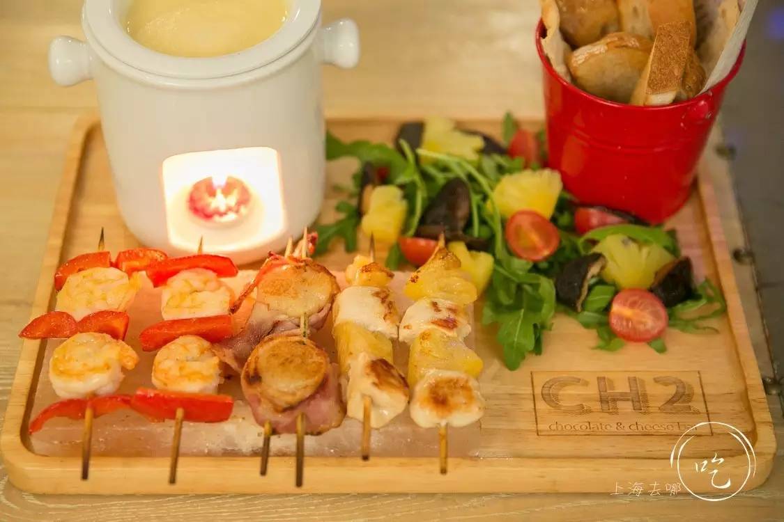 这家店靠一块INS美食博主的星空蛋糕,就把少女心秒成渣渣!涂红唇就打折,男生涂折更低!