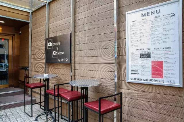 这家店靠一块INS美食博主的星空蛋糕,就把少女心秒成渣渣!涂红唇就打折,男生涂折更低!