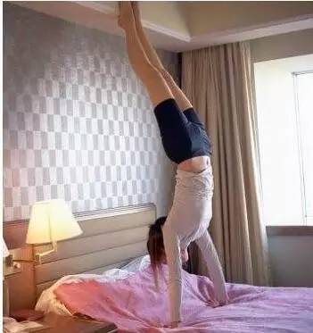 倒立的好处很多你能倒立吗,不会倒立的人怎么才能学会倒立呢