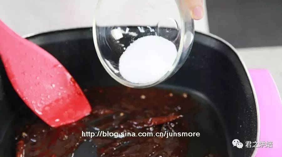 酱香味香辣鸡翅,酱香鸡翅加配菜怎么做