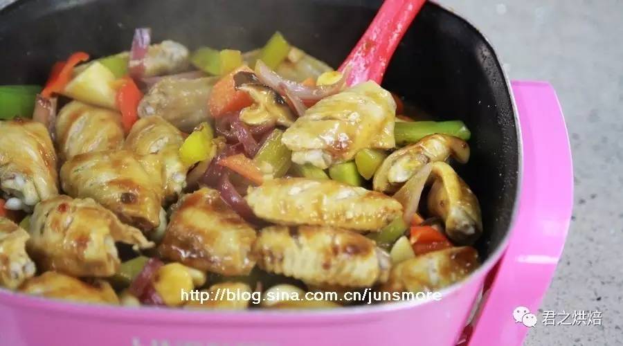 酱香味香辣鸡翅,酱香鸡翅加配菜怎么做