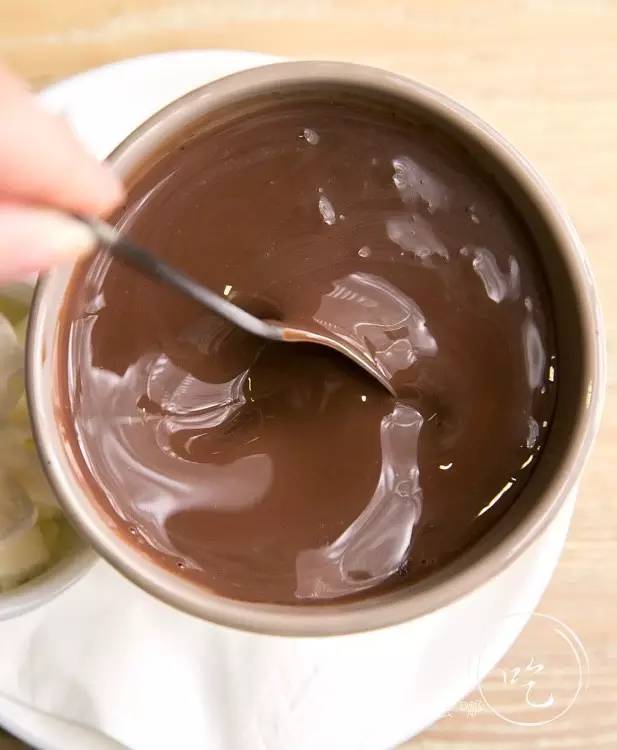 这家店靠一块INS美食博主的星空蛋糕,就把少女心秒成渣渣!涂红唇就打折,男生涂折更低!