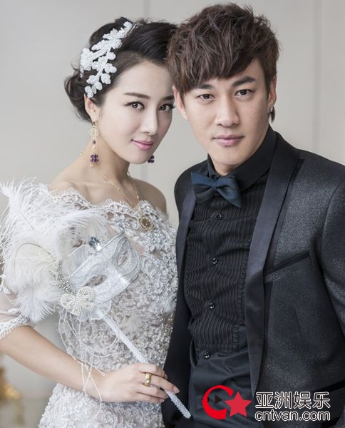 李依晓新娘装扮,李依晓穿绿色运动装照片