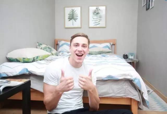 外国小鲜肉只花400元竟然租到了北京二环的房子，然而刚拿到房子的瞬间却差点哭了出来