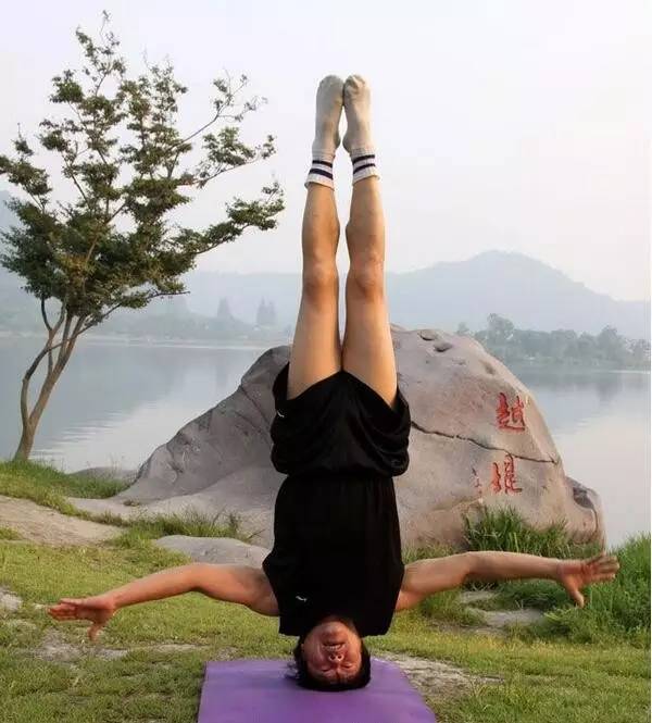 倒立的好处很多你能倒立吗,不会倒立的人怎么才能学会倒立呢