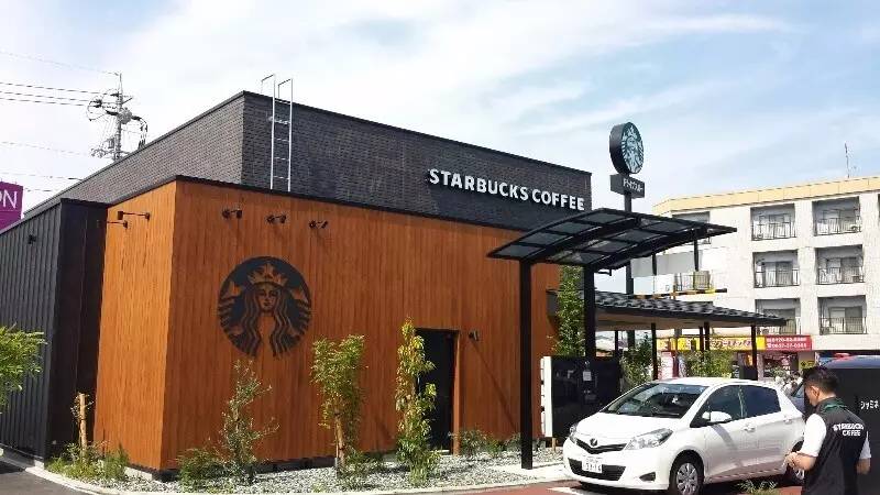 日本足球选手被星巴克雇去画画！笔下一杯470块的“樱花”拿铁竟能引来6万人围观……