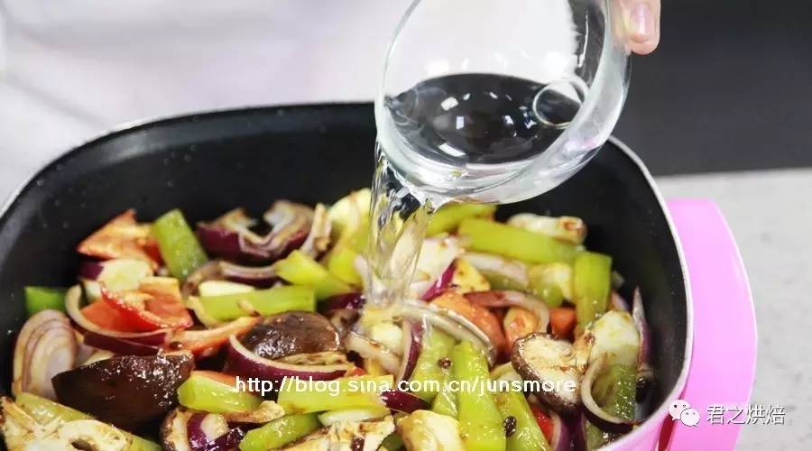 酱香味香辣鸡翅,酱香鸡翅加配菜怎么做