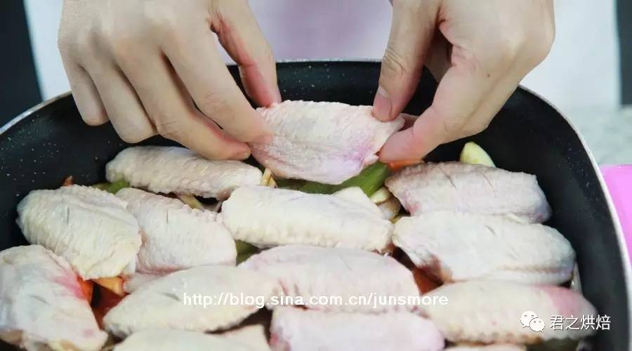 酱香味香辣鸡翅,酱香鸡翅加配菜怎么做