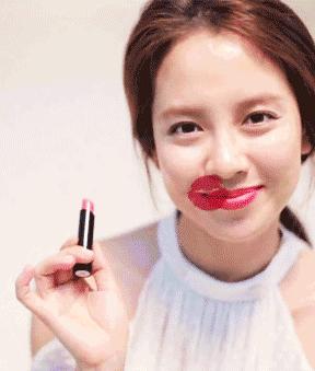 这家店靠一块INS美食博主的星空蛋糕,就把少女心秒成渣渣!涂红唇就打折,男生涂折更低!