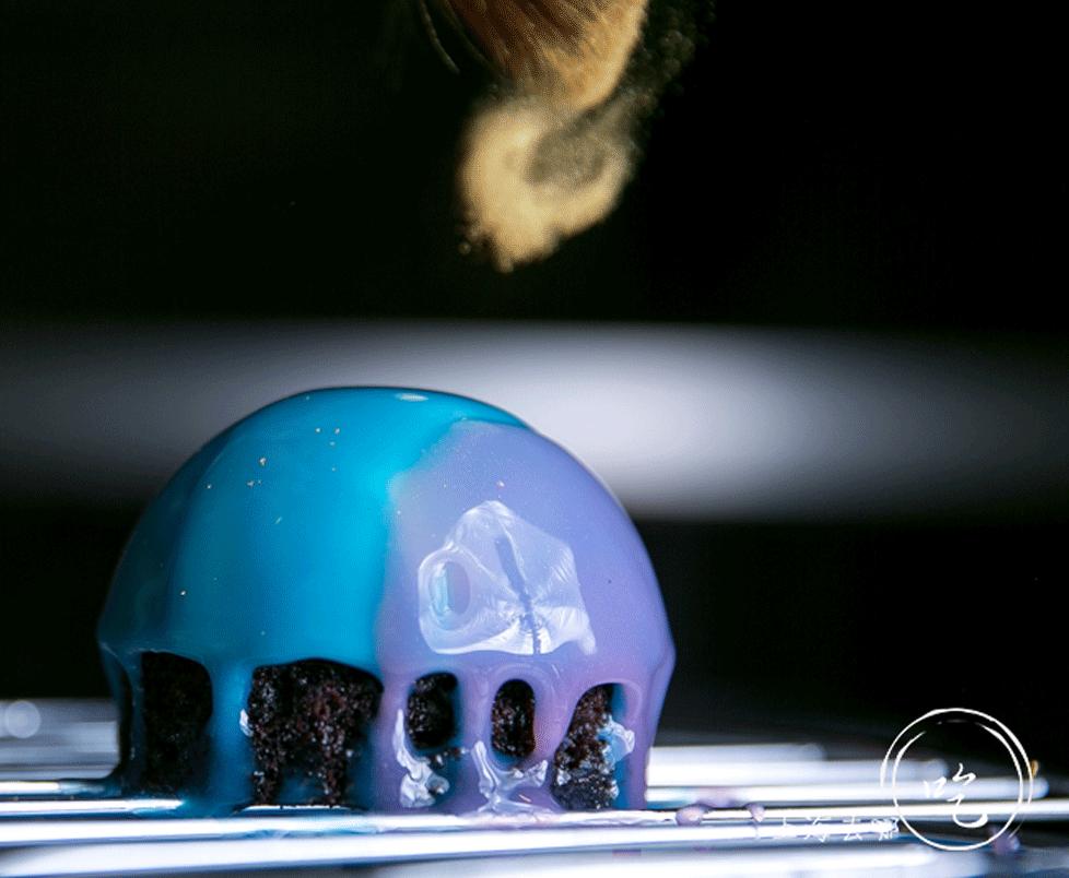 这家店靠一块INS美食博主的星空蛋糕,就把少女心秒成渣渣!涂红唇就打折,男生涂折更低!