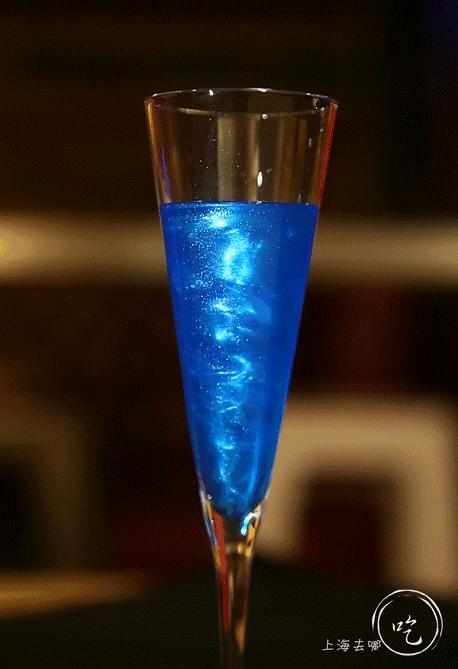 这家店靠一块INS美食博主的星空蛋糕,就把少女心秒成渣渣!涂红唇就打折,男生涂折更低!