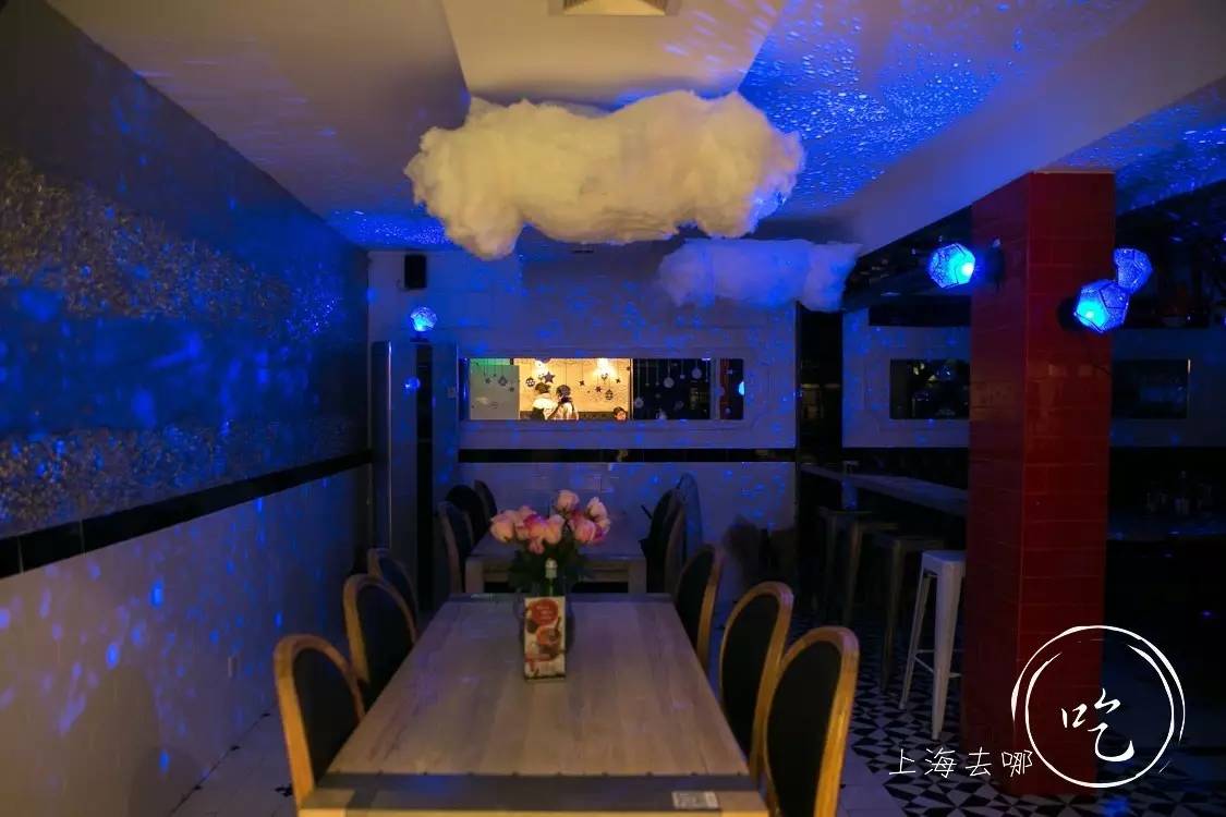 这家店靠一块INS美食博主的星空蛋糕,就把少女心秒成渣渣!涂红唇就打折,男生涂折更低!