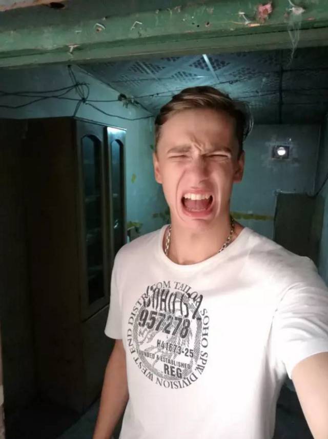 外国小鲜肉只花400元竟然租到了北京二环的房子，然而刚拿到房子的瞬间却差点哭了出来