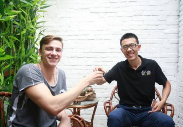 外国小鲜肉只花400元竟然租到了北京二环的房子，然而刚拿到房子的瞬间却差点哭了出来